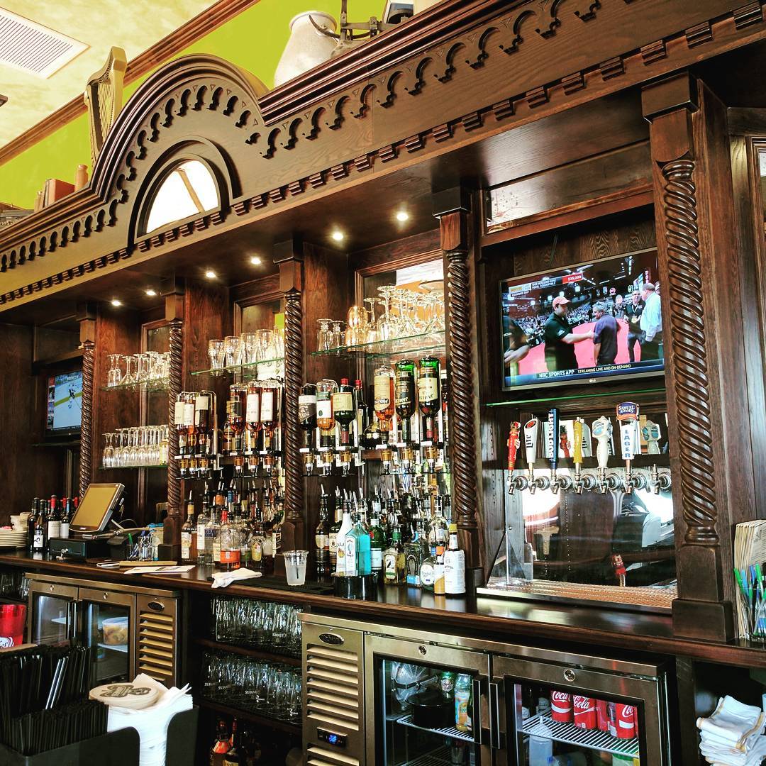 Irish-made bar in the Irish Pub *I can walk to*. ♥️🍺