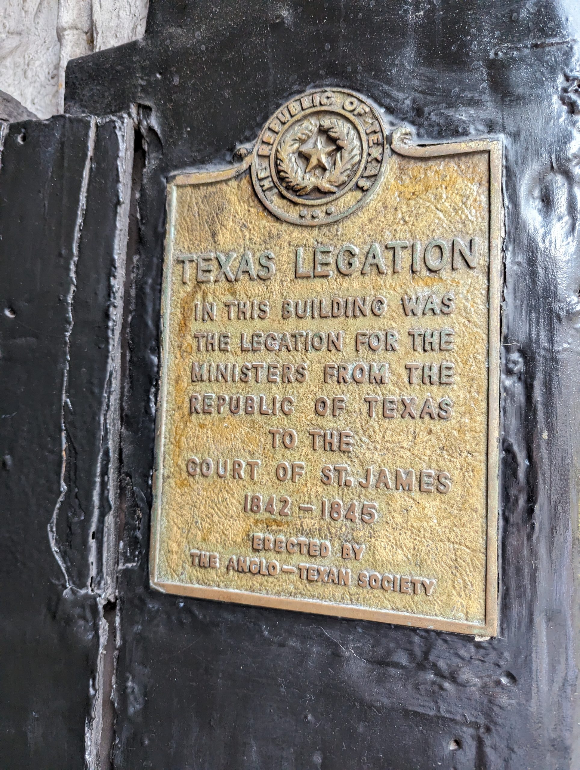 Plaque stating that this building was the Texan Legation during the time of the Republic of Texas.