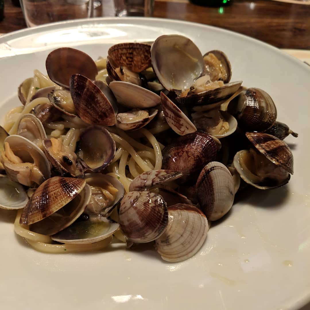 One thing that bothers me is getting my hands dirty when eating. I avoid food that I need to handle (e.g. some kind of saucy shrimp dish where you need to use your hands to detail the shrimp), but I never imagined “spaghetti with clams” would be literally clams. Not the clam meat, but the whole clam